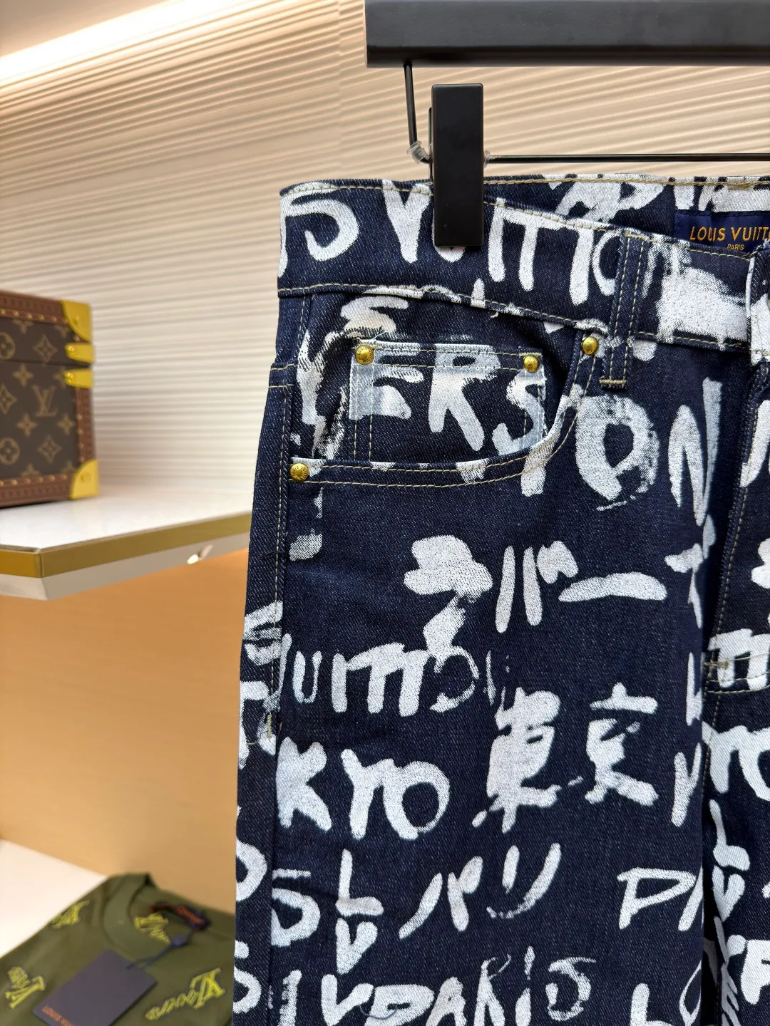 LOUIS VUITTON Tokyo limited graffiti jeans ●Original version: purchased and developed by 16624 ●Item number: 1680938-B50 ●Fabric: denim fabric ●Technology: washed production ●Version: fitted version ●Weight: about 695 grams ●Size: 28-30-32-34-36 ●Description: LV Scribble The print shows the encounter between traditional Japanese calligraphy and Western street art, using a "hand-drawn" style to express the brand logo, Paris and Tokyo. The casual design has an urban feel and can be paired with the matching jacket to complete the show. The overall wiring is straight and delicate, the fabric is comfortable and soft, and the color is consistent without color difference. It can be matched with the same style to create a fashionable look and control various occasions. Customized accessories, complete with three standards, same style for men and women!